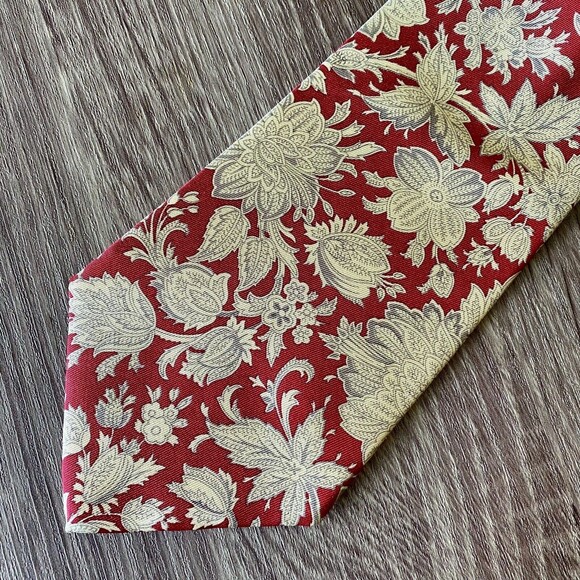 Claiborne Men's 100% Italian Silk Red Cream Floral Design Necktie Made In USA - Picture 2 of 5